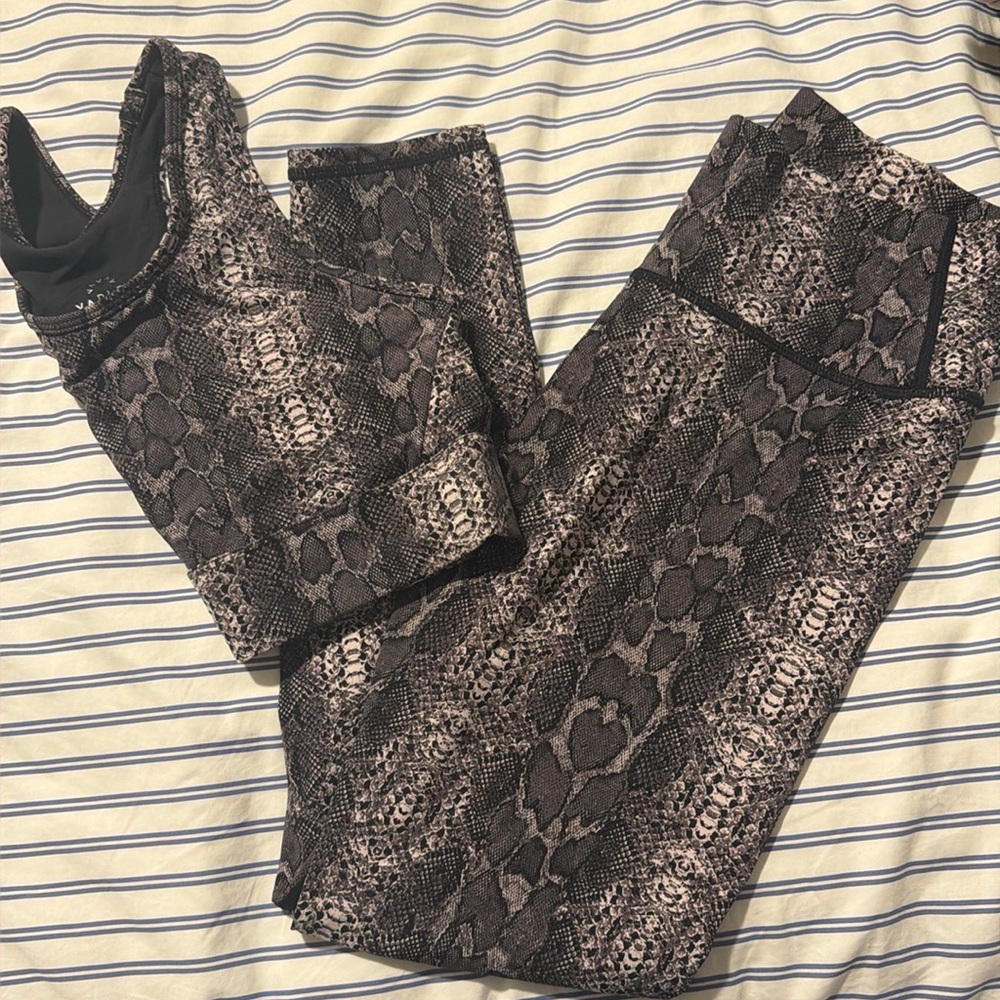 VARLEY WORKOUT SET! Black and grey snake skin. Leggings SIZE M, Bra SIZE XS!!